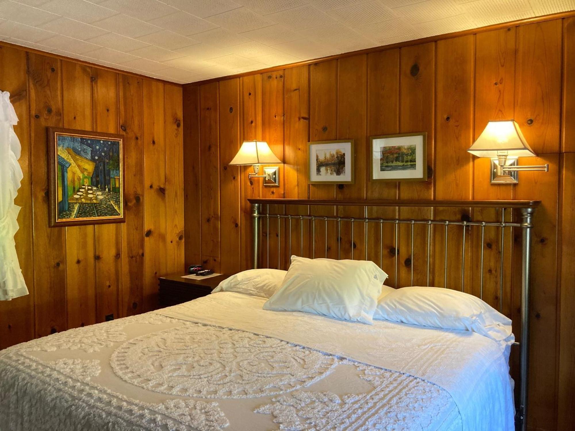 Ludington Blue Spruce Inn エクステリア 写真