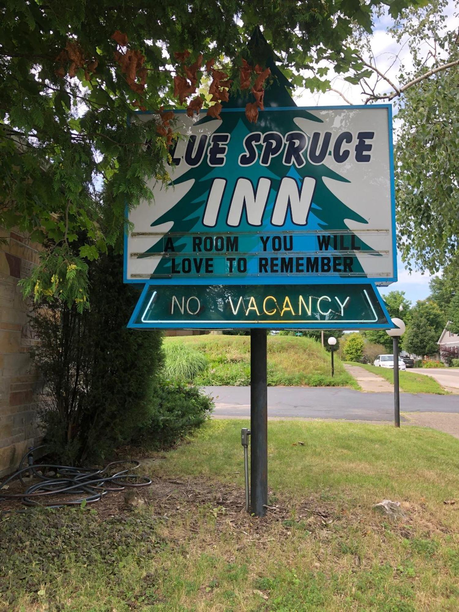 Ludington Blue Spruce Inn エクステリア 写真